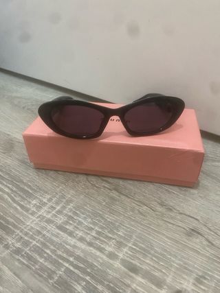 Gafas de sol Miu Miu negras y doradas