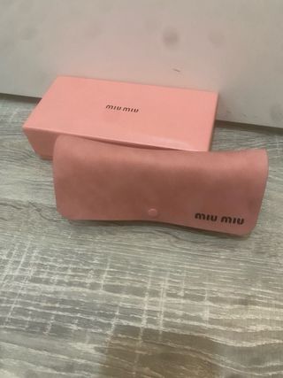 Gafas de sol Miu Miu negras y doradas