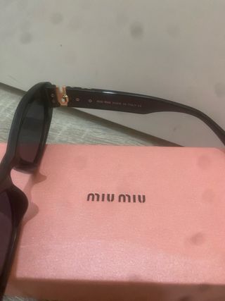 Gafas de sol Miu Miu negras y doradas