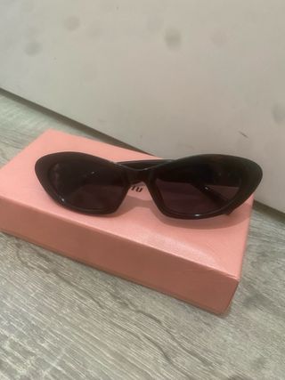 Gafas de sol Miu Miu negras y doradas