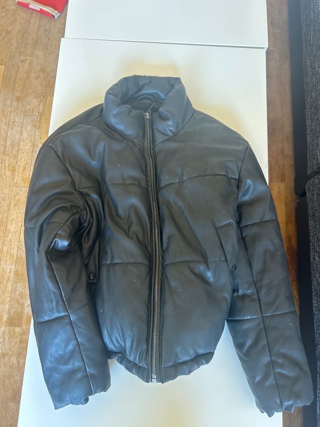 Chaqueta acolchada efecto piel negra