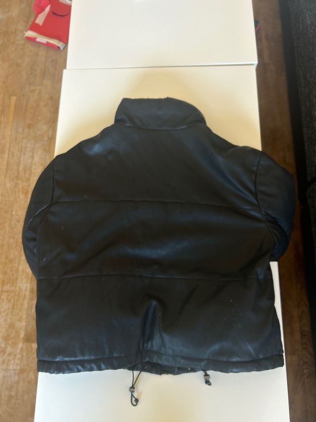 Chaqueta acolchada efecto piel negra