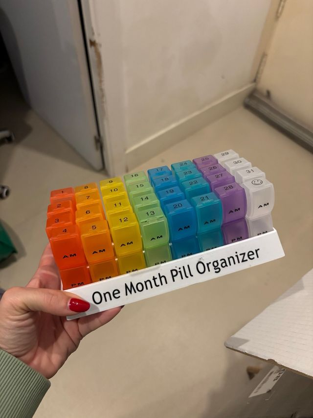 Organizzatore mensile per pillole con scompartimenti per AM e PM