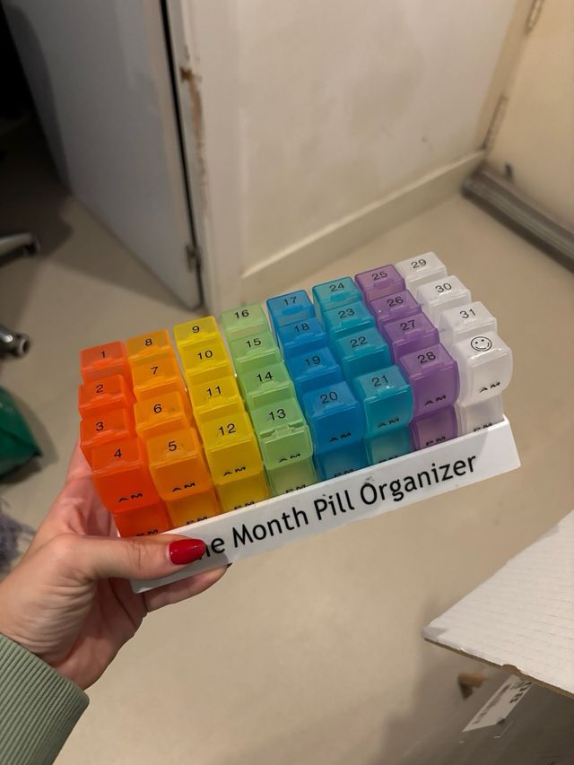 Organizzatore mensile per pillole con scompartimenti per AM e PM