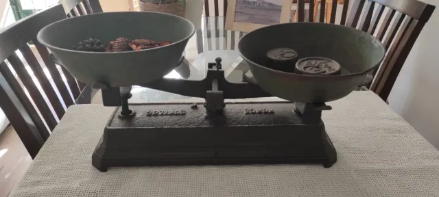 Balanza antigua de hierro fundido