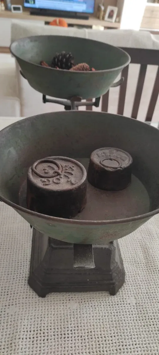 Balanza antigua de hierro fundido