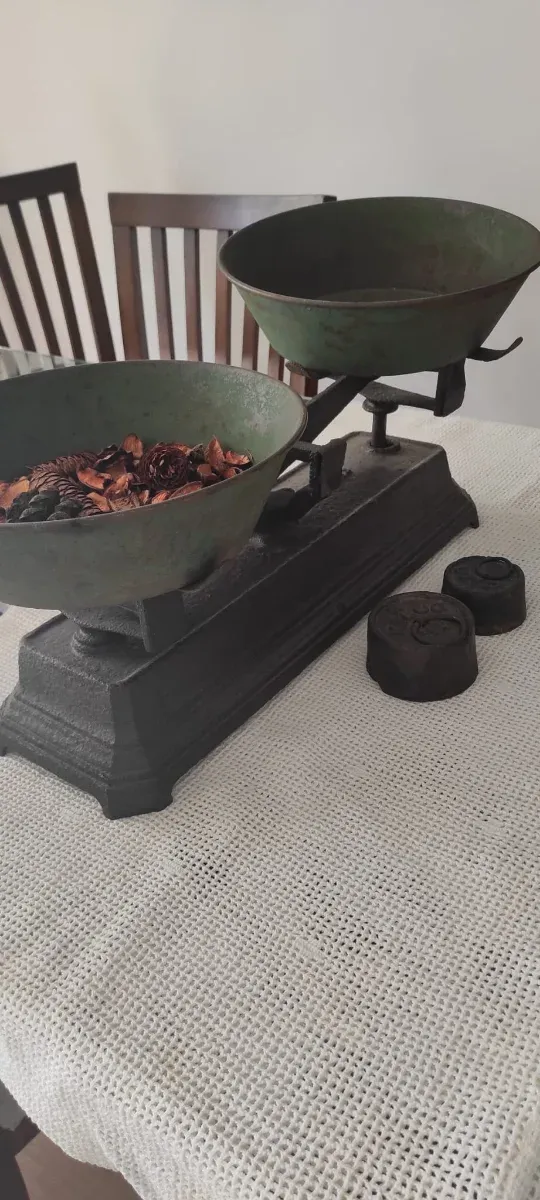 Balanza antigua de hierro fundido