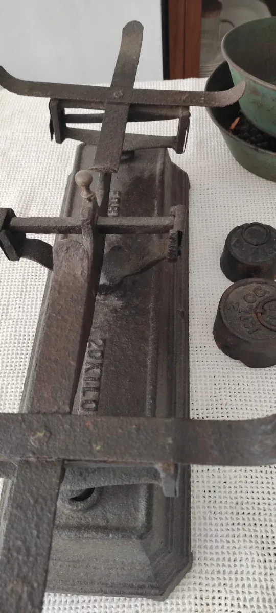 Balanza antigua de hierro fundido
