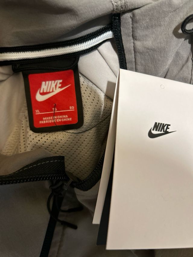 Chaqueta cortavientos Nike Tech Gris/Blanco