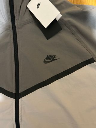 Chaqueta cortavientos Nike Tech Gris/Blanco