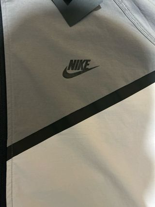Chaqueta cortavientos Nike Tech Gris/Blanco