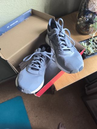 Zapatillas Reebok grises y blancas