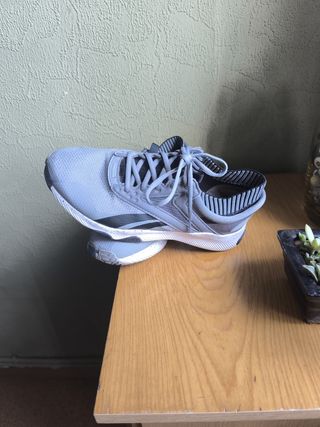 Zapatillas Reebok grises y blancas