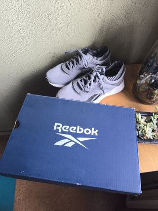 Zapatillas Reebok grises y blancas