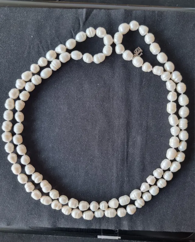 Collar largo de perlas cultivadas en agua dulce.