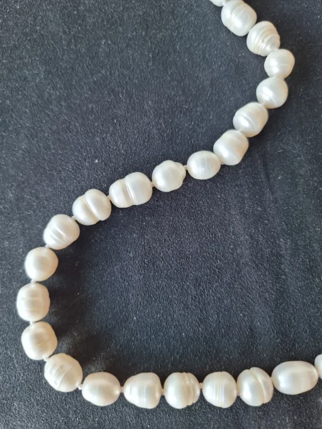 Collar largo de perlas cultivadas en agua dulce.