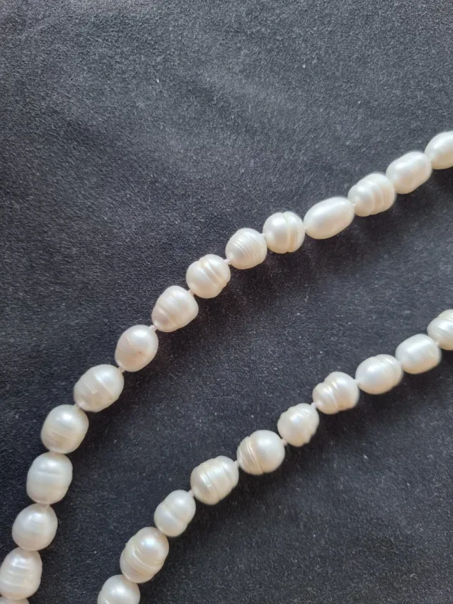 Collar largo de perlas cultivadas en agua dulce.