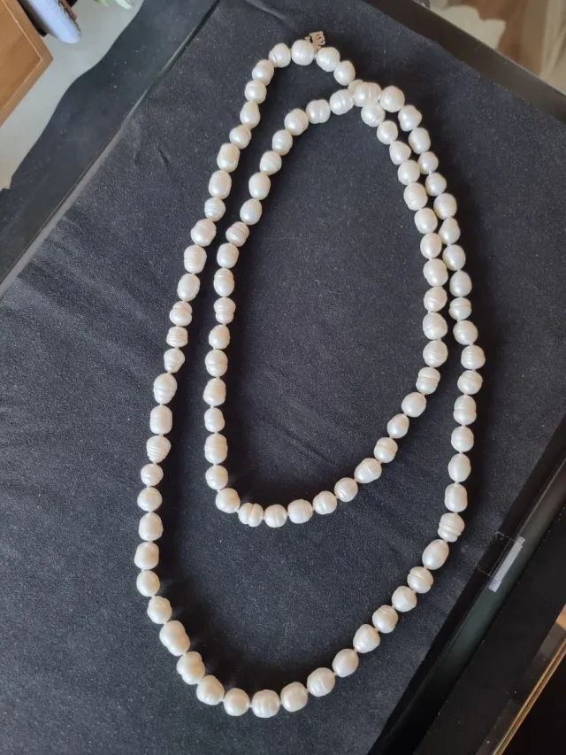 Collar largo de perlas cultivadas en agua dulce.