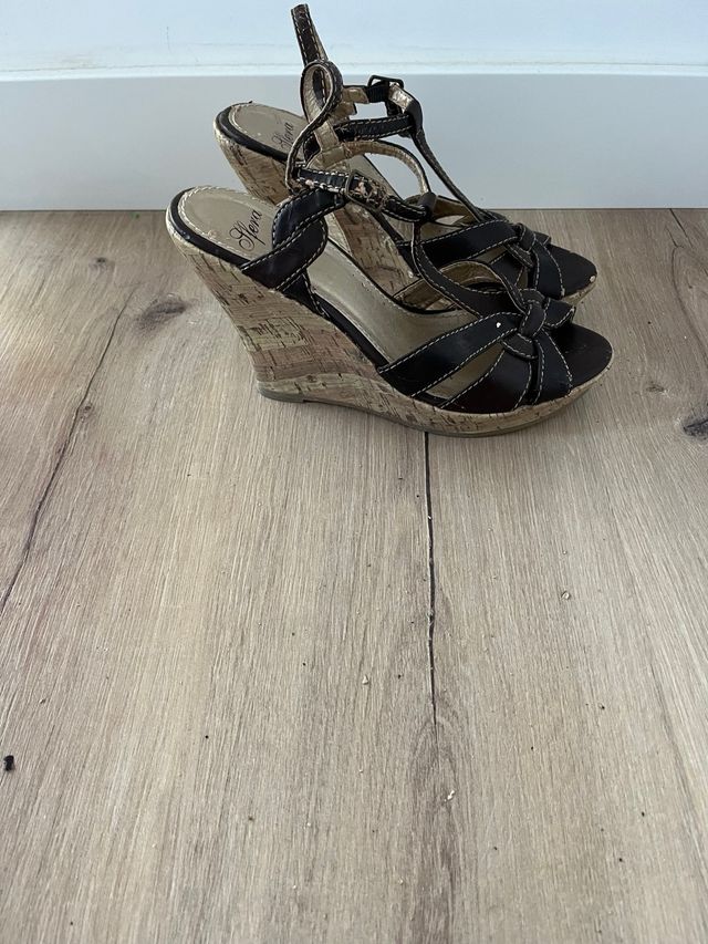 Sandalias cuña alta marrón y dorado