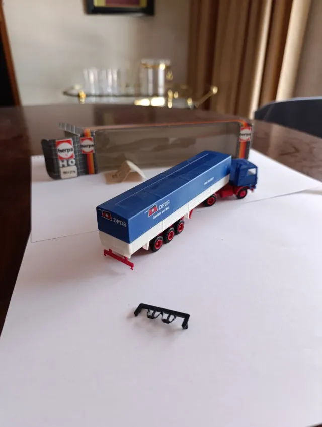 Herpa Volvo F12 con remolque DFDS