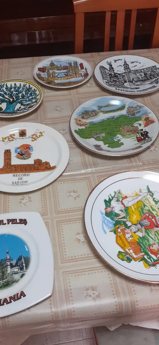 Lote de platos de porcelana decorados