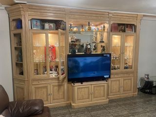 Mueble de madera y cristal + mesa y sillas