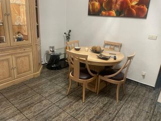 Mueble de madera y cristal + mesa y sillas