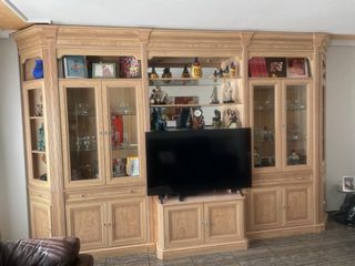 Mueble de madera y cristal + mesa y sillas