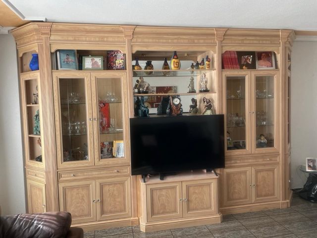 Mueble de madera y cristal + mesa y sillas