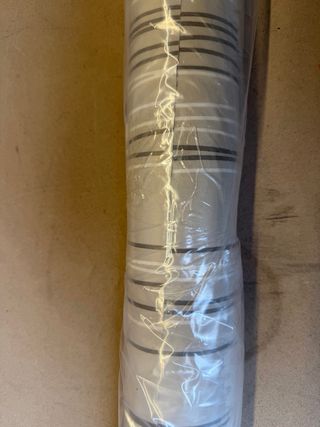 Rollo de papel pintado a rayas