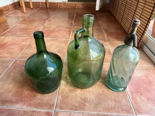 Bottiglie antiche in vetro verde