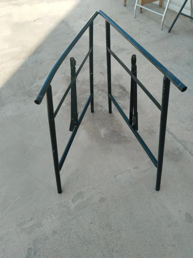 Soporte metálico negro para eventos