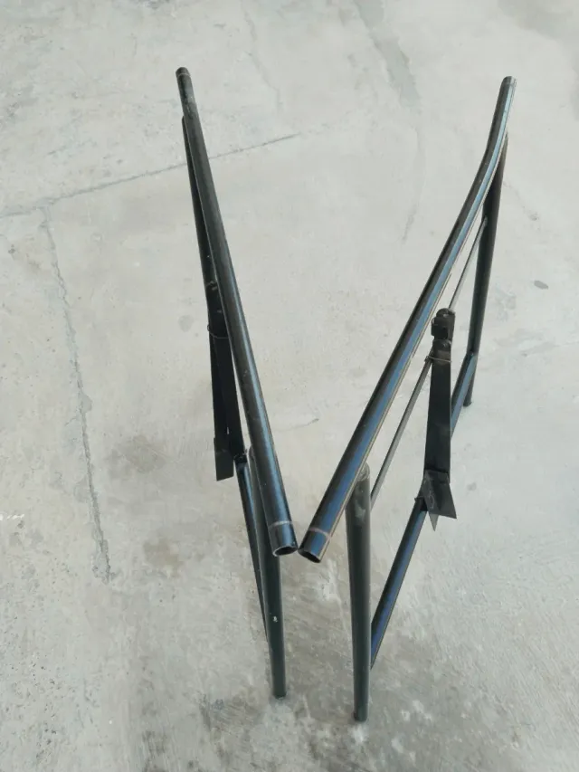 Soporte metálico negro para eventos