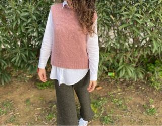 Chaleco lana rosa y pantalón gris