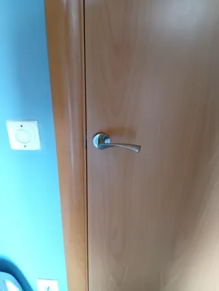 Puertas de interior haya con tapetas y manetas