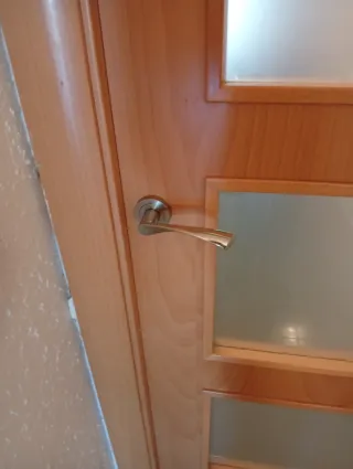 Puertas de interior haya con tapetas y manetas