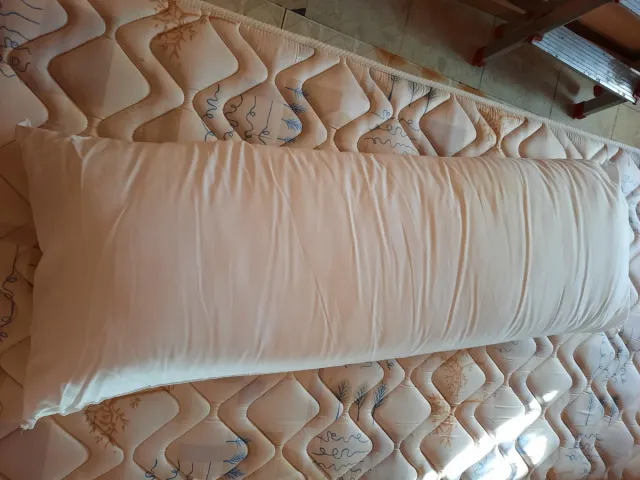 Almohada Larga Blanca de 80 cm.