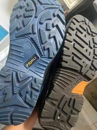 Zapatos de seguridad negros y grises