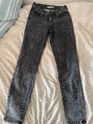 Pantalón vaquero gris