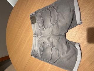 Pantalones cortos grises vaqueros