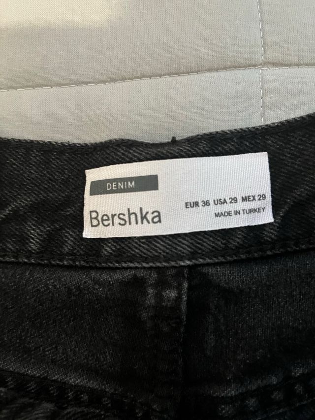 Vaqueros Bershka negros rotos Talla S