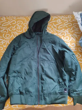 Chaqueta con capucha. Talla S. Precio negociable.