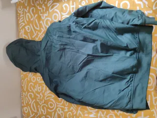 Chaqueta con capucha. Talla S. Precio negociable.