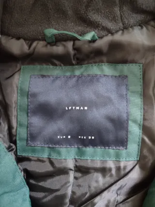 Chaqueta con capucha. Talla S. Precio negociable.