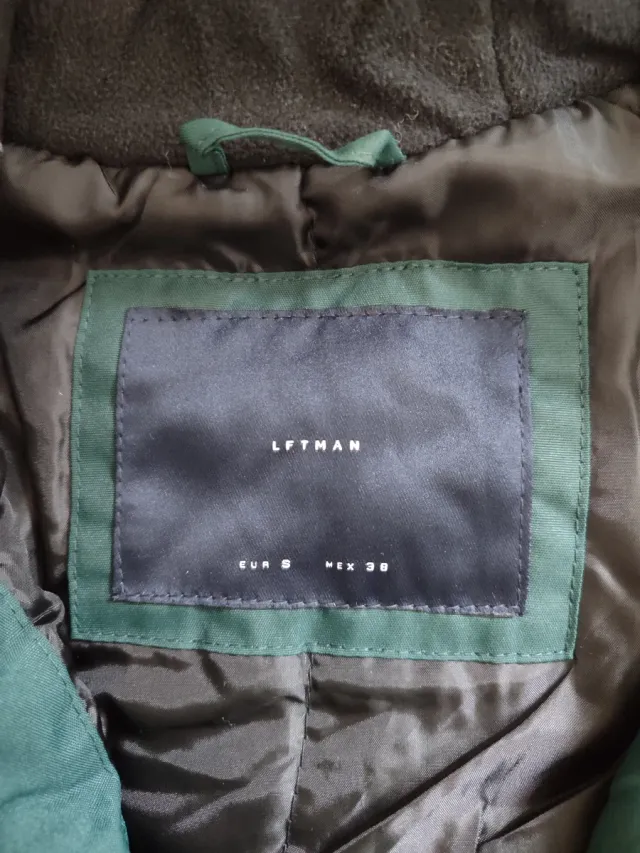 Chaqueta con capucha. Talla S. Precio negociable.