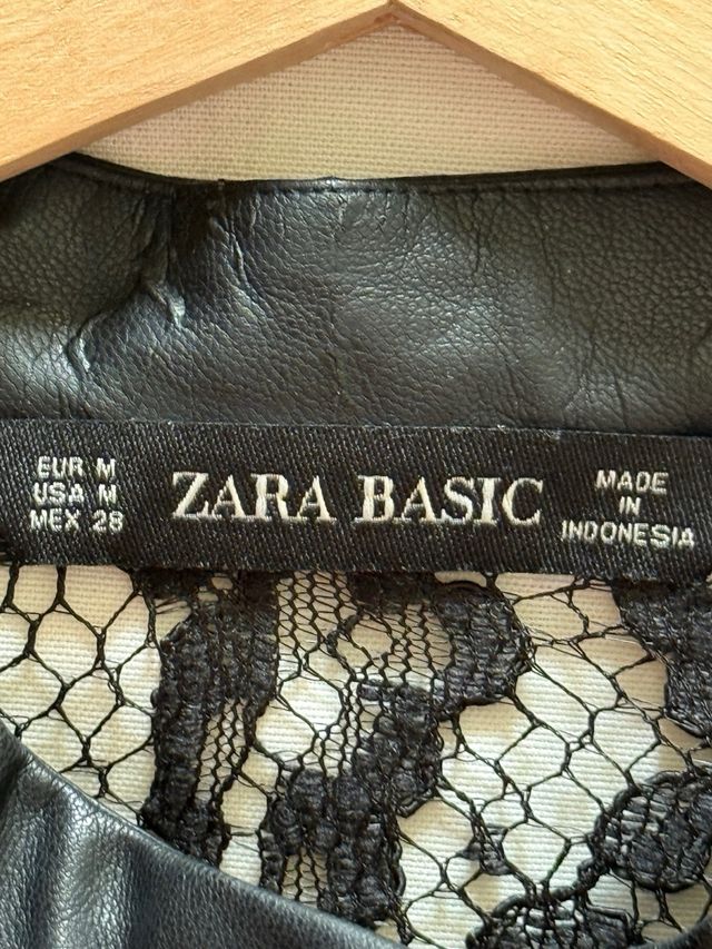 Blusa Zara encaje negro con detalles polipiel