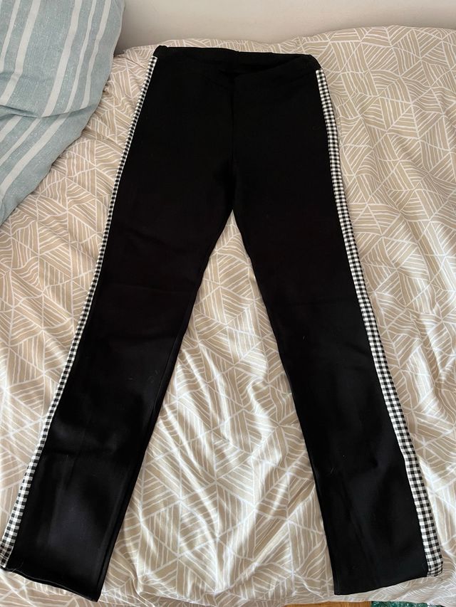 Pantalón negro con raya lateral