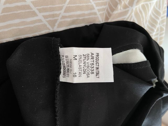 Pantalón negro con raya lateral