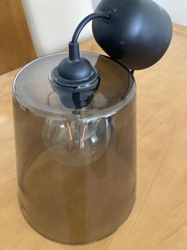 Lámpara de cristal ahumado y metal negro