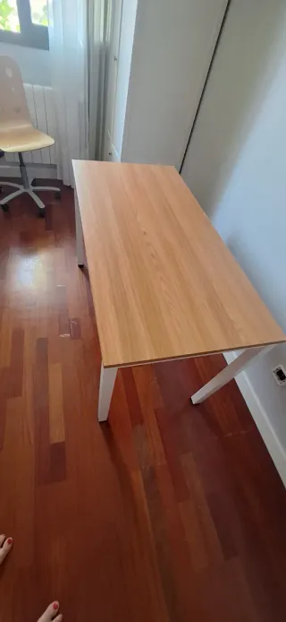 Escritorio de madera con patas blancas